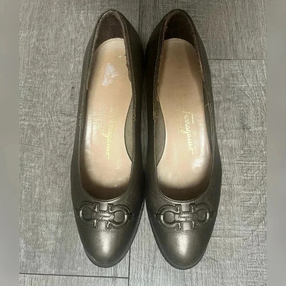Salvatore Ferragamo Pewter Leather Classic Logo Heels Size 5.5 $598 - Picture 2 of 4